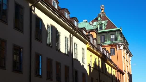 Dächer alter Häuser im Zentrum Stockholms. Altstadt. Schweden. — Stockvideo