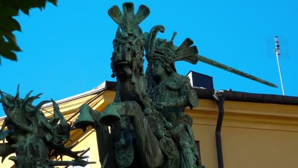 La statua di San Giorgio e del Drago a Stoccolma. Città vecchia. Svezia . — Video Stock