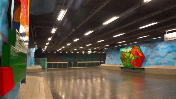 Стадион. Станция метро. Искусство в метро. Стокгольм Швеция . — стоковое видео