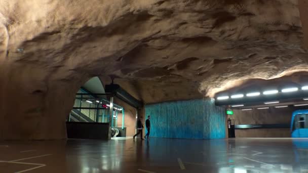 Pusat Sundbybergs. Stasiun Metro. Seni di kereta bawah tanah. Stockholm. Swedia . — Stok Video