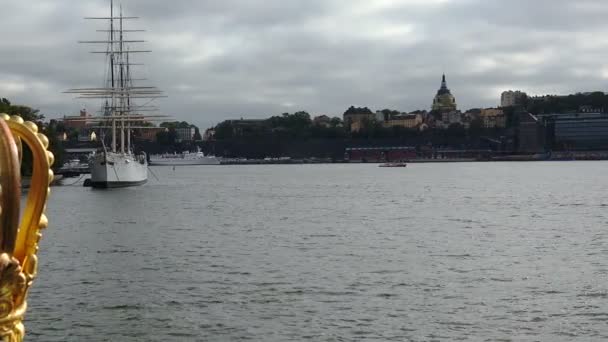 Pont avec couronne vers Skeppsholmen island, Stockholm, Suède . — Video