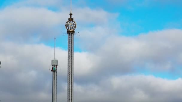 Gröna Lund - park rozrywki w Sztokholmie. Szwecja. — Wideo stockowe