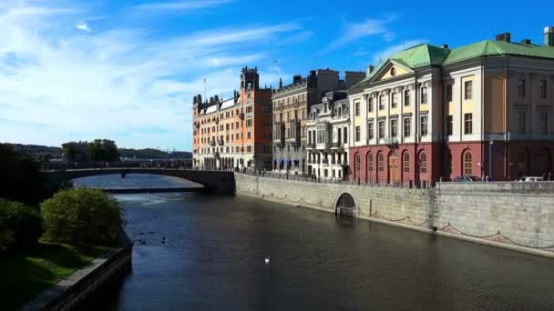 Stockholm. Staré město. Architektura, staré domy, ulice a čtvrti. — Stock video