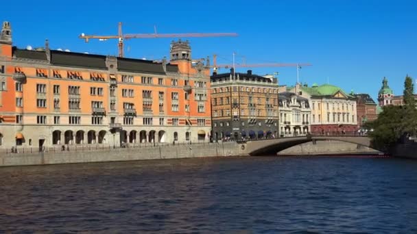 Stockholm. Staré město. Architektura, staré domy, ulice a čtvrti. — Stock video