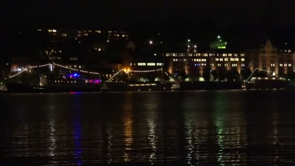 Stockholm. Gamla stan. Arkitektur, gamla hus, gator och stadsdelar. Natt, lampor. — Stockvideo