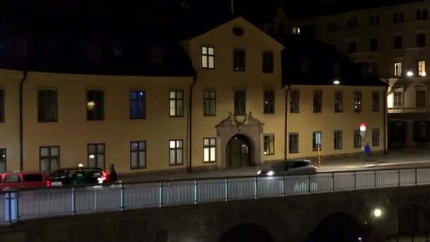Stockholm. Eski şehir. Mimari, eski evler, sokaklar ve mahalleler. Gece, ışıklar. — Stok video