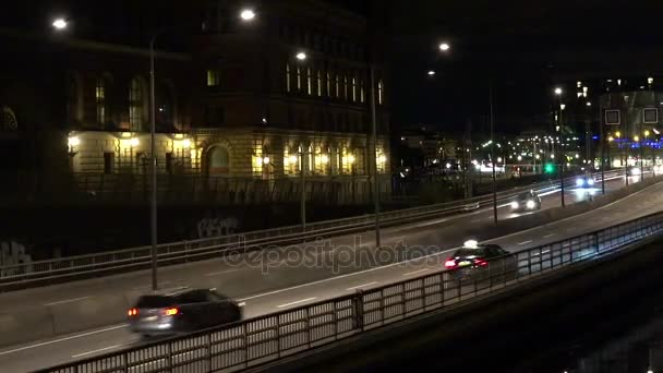 Stockholm. Eski şehir. Mimari, eski evler, sokaklar ve mahalleler. Gece, ışıklar. — Stok video