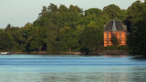 Pequeña casa en la orilla del lago. Estocolmo. Países Bajos . — Vídeos de Stock