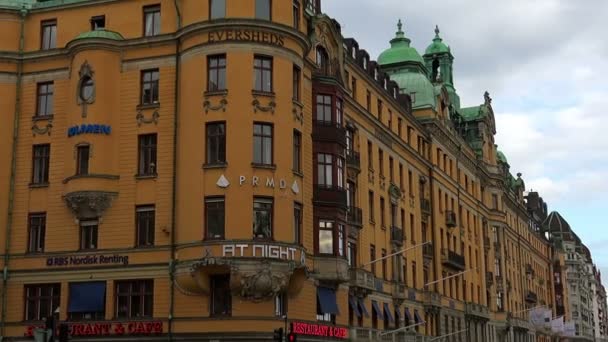 Stockholmban. Régi város. Építészet, régi házak, utcák és környékek. — Stock videók