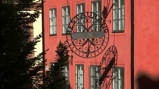 Emblem, en skylt ovanför ingången till restaurangen i Stockholm. Sverige. — Stockvideo