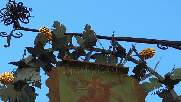 Emblem, en skylt ovanför ingången till restaurangen i Stockholm. Sverige. — Stockvideo