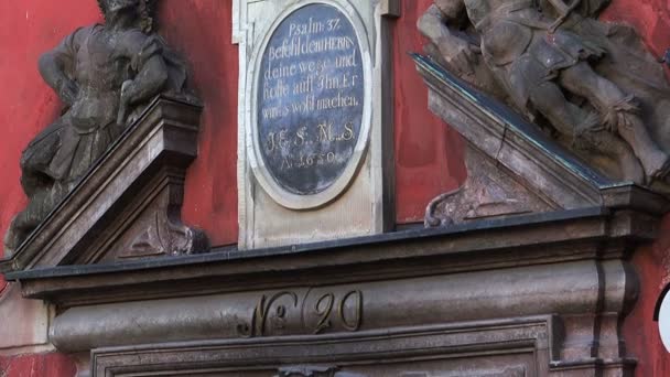 L'emblème, un panneau au-dessus de l'entrée du restaurant à Stockholm. Suède . — Video