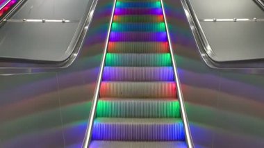 Stockholm çeşitli renklerde ışık ile yürüyen merdiven. İsveç.