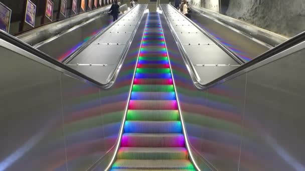 Escalator avec lumières multicolores à Stockholm. Suède . — Video