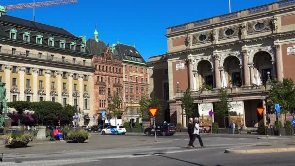 Estátua equestre do rei Gustavo II Adolfo contra a Ópera Real Sueca. Estocolmo. Suécia . — Vídeo de Stock