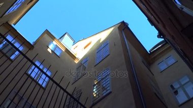 Eski Stokholm merkezinin bahçesinde kuyuda. İsveç.