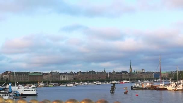 Köprü ile taç Skeppsholmen Adası, Stockholm, İsveç. — Stok video