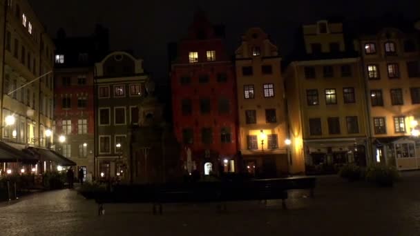 在斯德哥尔摩老城公共广场。瑞典。晚上灯 — 图库视频影像