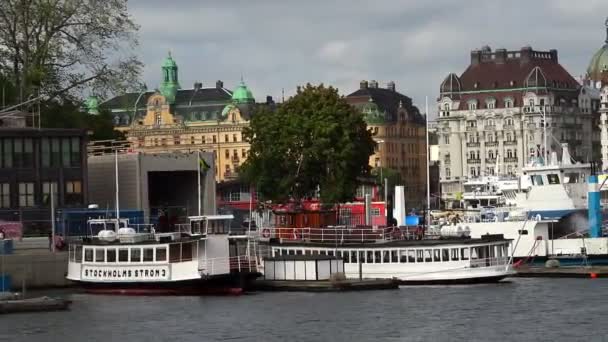 Dijk en pier in het centrum van Stockholm. Zweden. — Stockvideo