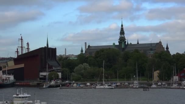 Nábřeží a přístavu v centru Stockholmu. Švédsko. — Stock video