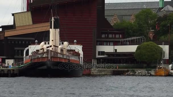 Nábřeží a přístavu v centru Stockholmu. Švédsko. — Stock video