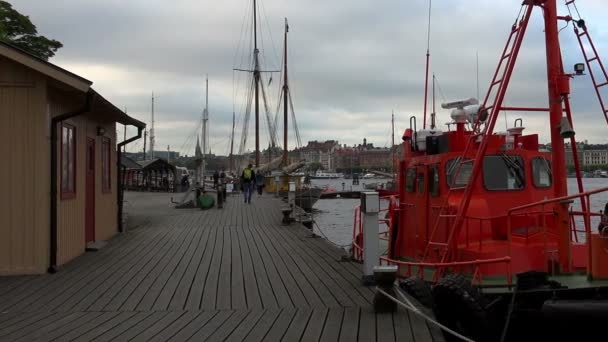 Dijk en pier in het centrum van Stockholm. Zweden. — Stockvideo