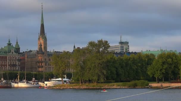 堤防、桟橋では、ストックホルムの中心部。スウェーデン. — ストック動画