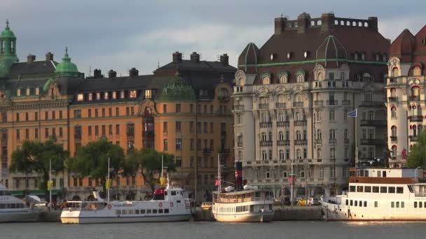 Embankment e molo nel centro di Stoccolma. Svezia . — Video Stock