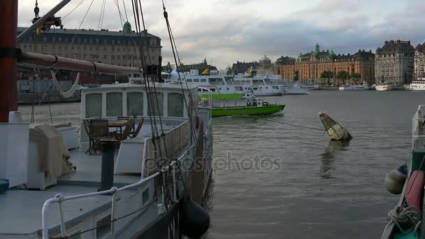 Nábřeží a přístavu v centru Stockholmu. Švédsko. — Stock video