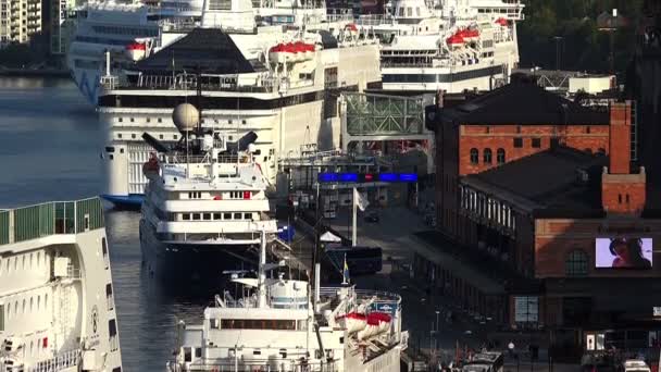 Embankment y muelle en el centro de Estocolmo. Países Bajos . — Vídeos de Stock