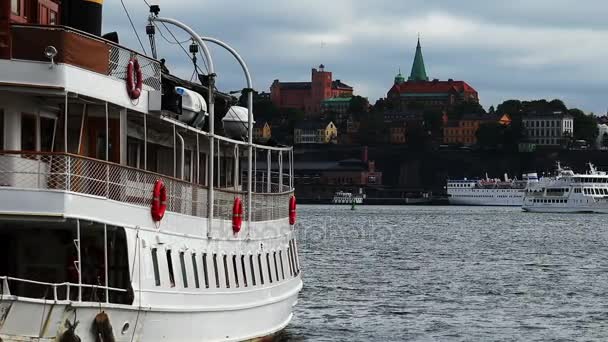 Nasyp i przystani w centrum Sztokholmu. Szwecja. — Wideo stockowe