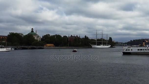 Embankment y muelle en el centro de Estocolmo. Países Bajos . — Vídeos de Stock