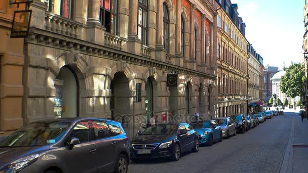 Alte enge Straße im Zentrum Stockholms. Altstadt. — Stockvideo