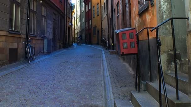 ストックホルムの中心部に古代の狭い通り。旧市街. — ストック動画