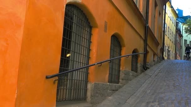 Ancienne rue étroite dans le centre de Stockholm. Vieille ville . — Video