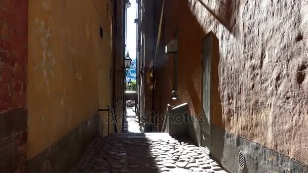 Antigua calle estrecha en el centro de Estocolmo. Ciudad vieja . — Vídeos de Stock