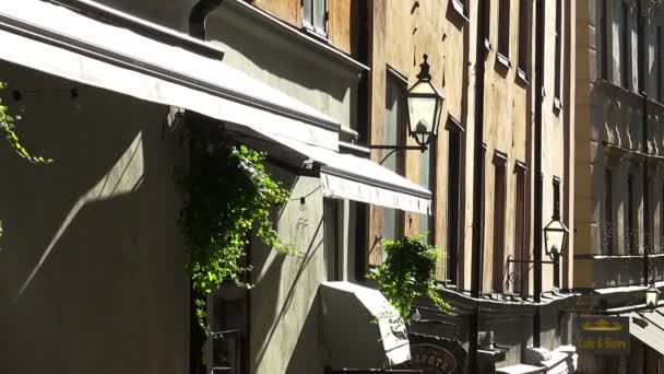 Ősi szűk utcában Stockholm központjában. Óváros. — Stock videók