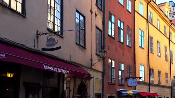 Alte enge Straße im Zentrum Stockholms. Altstadt. — Stockvideo