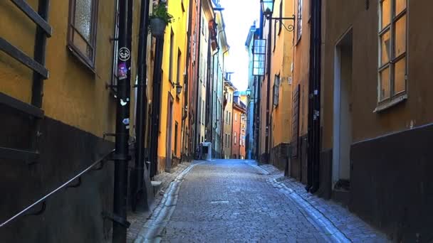 Ősi szűk utcában Stockholm központjában. Óváros. — Stock videók