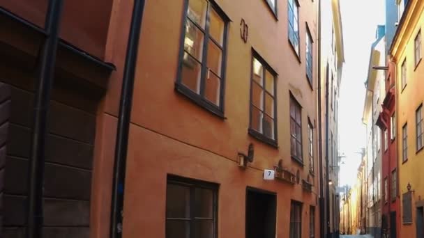 Alte enge Straße im Zentrum Stockholms. Altstadt. — Stockvideo