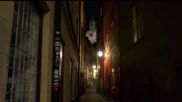 Alte enge Straße im Zentrum Stockholms. Altstadt. Nacht, Lichter — Stockvideo