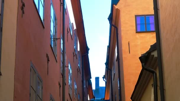 Alte enge Straße im Zentrum Stockholms. Altstadt. — Stockvideo