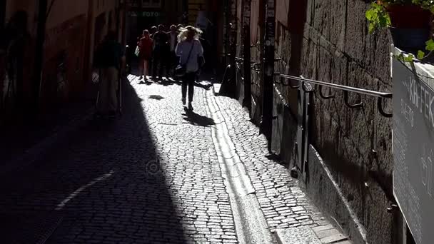 Alte enge Straße im Zentrum Stockholms. Altstadt. — Stockvideo