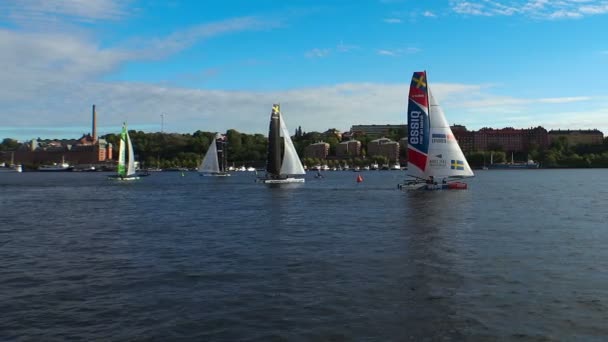 Soutěž jachty a plachetnice ve Stockholmu. Švédsko. — Stock video