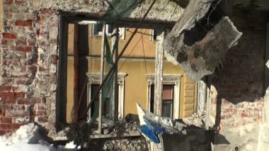 Kalıntıları ve eski tuğla ev enkaz.