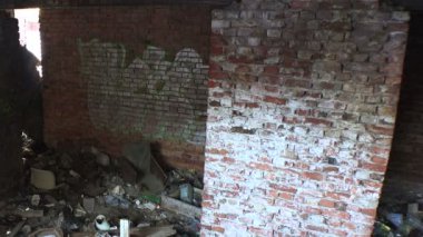 Kalıntıları ve eski tuğla ev enkaz.