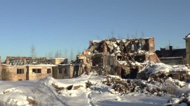 Kalıntıları ve eski tuğla ev enkaz.