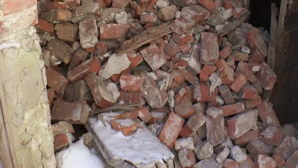 Ερείπια και συντρίμμια του παλιού σπιτιού τούβλα. — Αρχείο Βίντεο