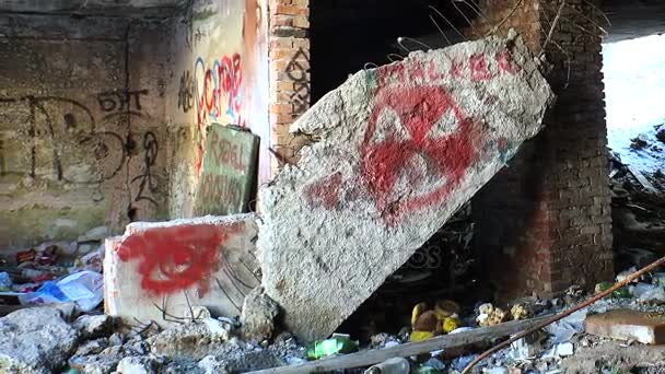 Ruines et débris de la vieille maison en brique . — Video