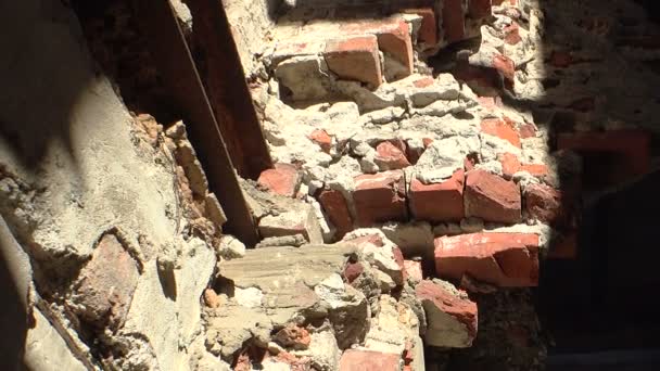 Ruinas y escombros de la antigua casa de ladrillo . — Vídeos de Stock